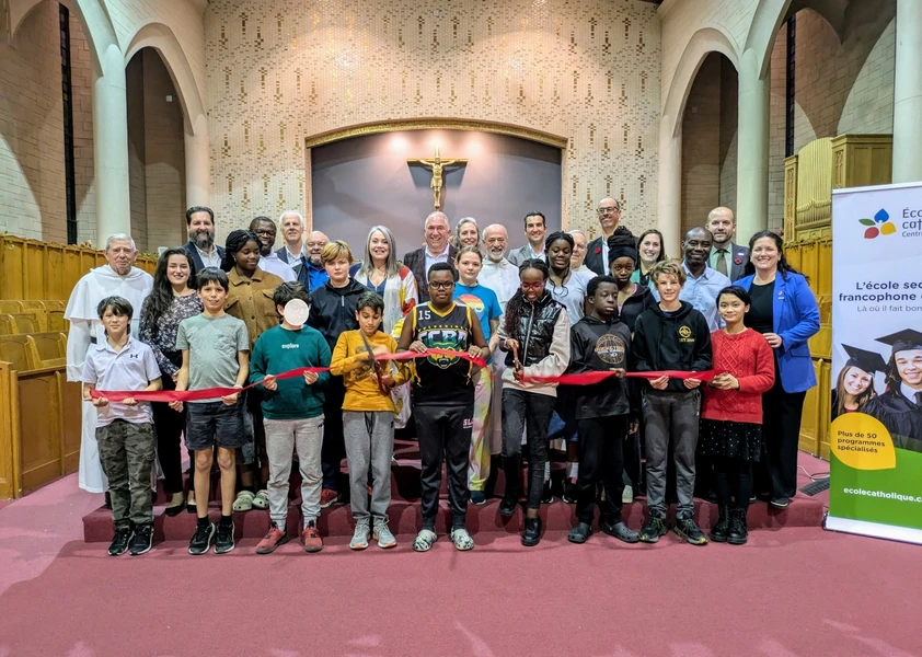 Photo de groupe avec la première cohorte d'élèves lors de l'inauguration du campus Saint-Jean-Baptiste