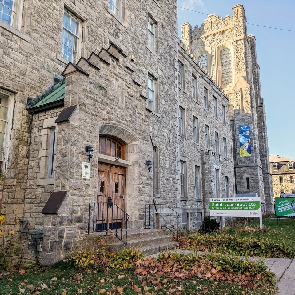 façade de l'école en pierres grises