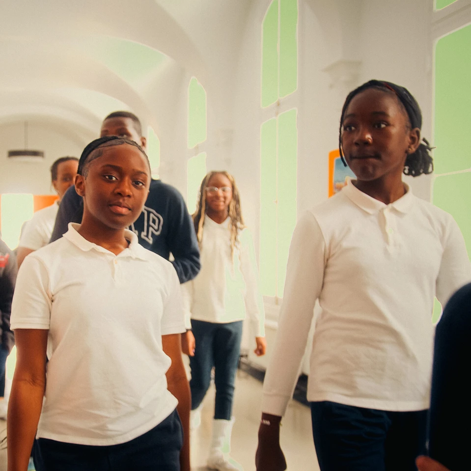 des élèves dans le couloir de l'école