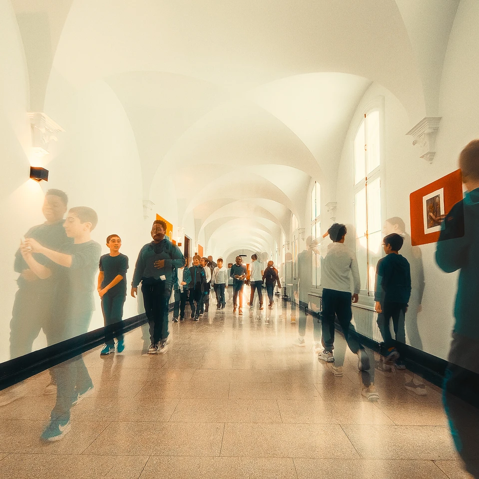 élèves qui marchent dans les grands couloirs éclairées de cette ancienne église devenue l'école