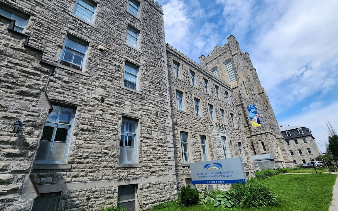  Façade en pierre du Campus secondaire catholique Saint-Jean-Baptiste