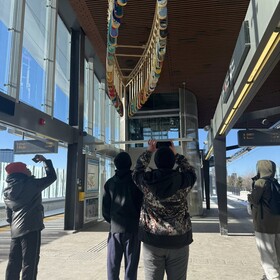 Petite marche d’exploration d’oeuvres d’arts autochtones à la station de train Pimisi avec nos élèves de 9e.